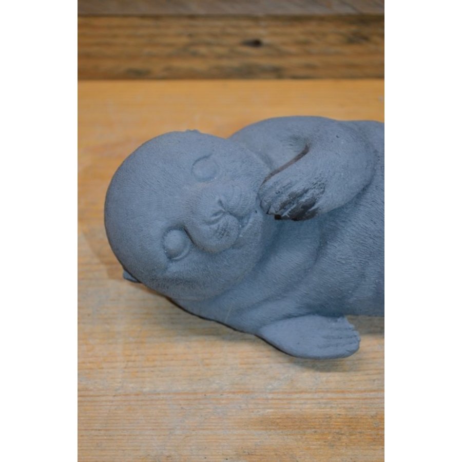 Schattige betonnen zeehond – liggend beeld voor vijverrand of tuin-5