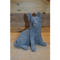 thumb-Trouw beeld van een zittende herdershond – betonnen tuinbeeld of aandenken-1