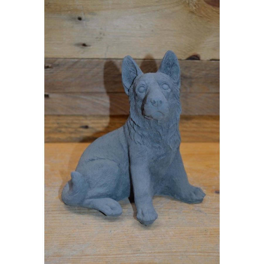 Trouw beeld van een zittende herdershond – betonnen tuinbeeld of aandenken-1