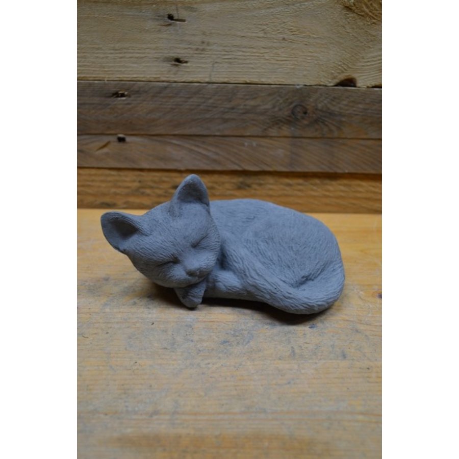 Schattige slapende kat van beton – compact beeld voor binnen of tuin-1