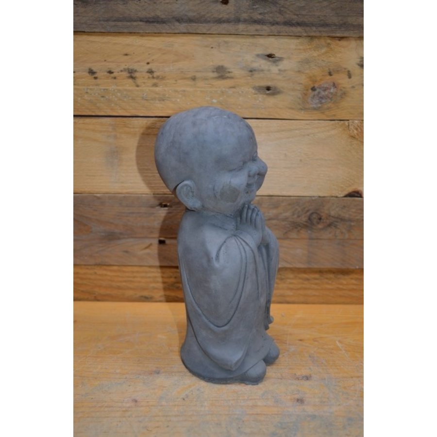 Biddende Shaolin monnik van beton – vrolijk tuinbeeld voor binnen en buiten-2