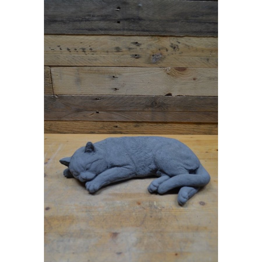 Grote slapende kat van beton – sfeervol beeld voor tuin en interieur-1