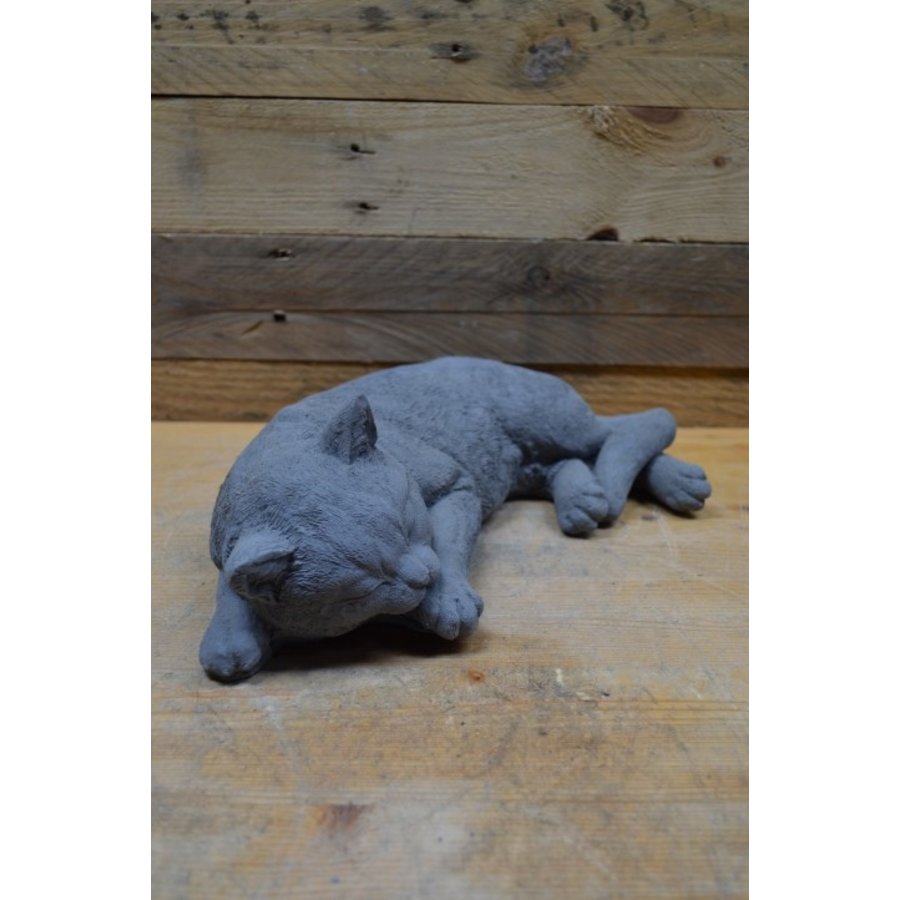 Grote slapende kat van beton – sfeervol beeld voor tuin en interieur-2