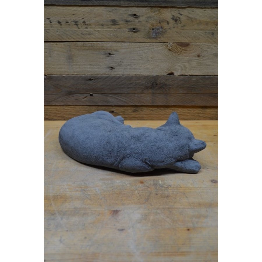 Grote slapende kat van beton – sfeervol beeld voor tuin en interieur-3