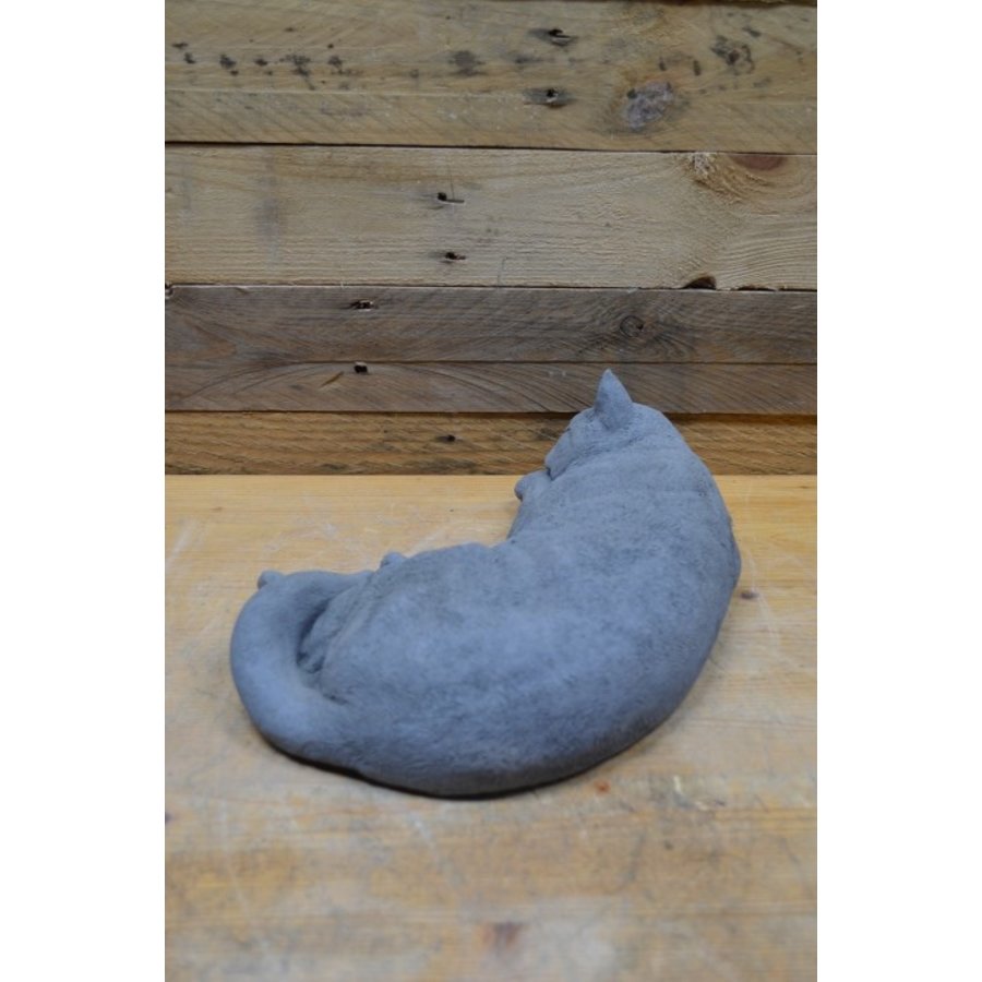 Grote slapende kat van beton – sfeervol beeld voor tuin en interieur-4