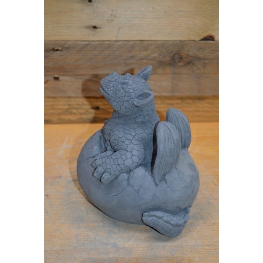 Schattige baby draak van beton – gedetailleerd beeld voor tuin en interieur-2