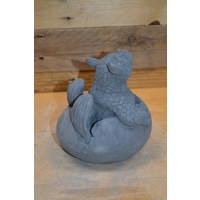 thumb-Schattige baby draak van beton – gedetailleerd beeld voor tuin en interieur-4