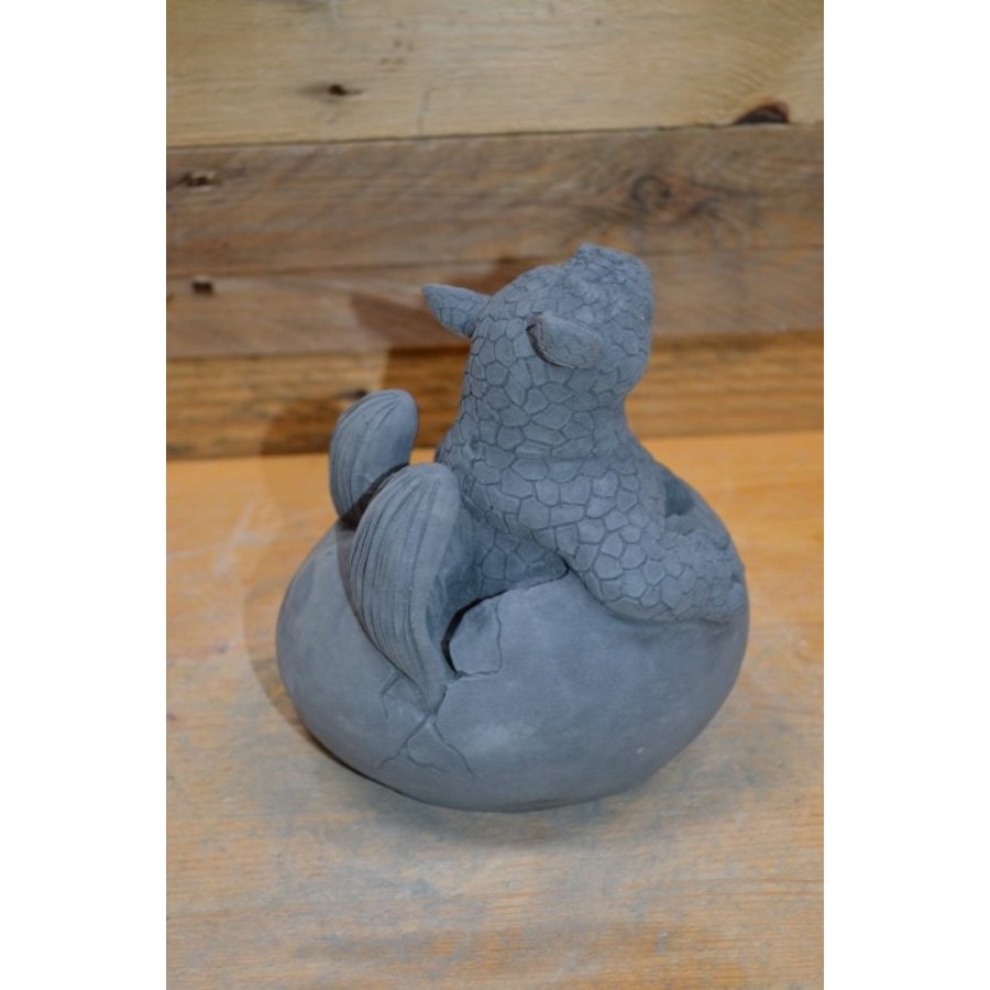 Schattige baby draak van beton – gedetailleerd beeld voor tuin en interieur-4