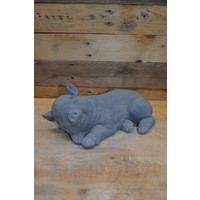thumb-Klein slapend biggetje van beton – sfeervol dierenbeeld voor tuin en interieur-1