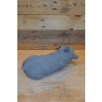 thumb-Klein slapend biggetje van beton – sfeervol dierenbeeld voor tuin en interieur-3
