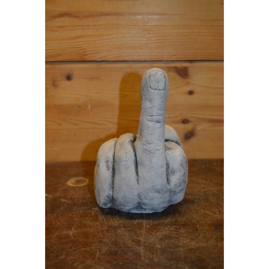 Betonnen beeld van een opgestoken middelvinger – ludiek cadeau of tuindecoratie-2