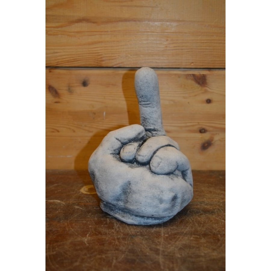 Betonnen beeld van een opgestoken middelvinger – ludiek cadeau of tuindecoratie-4