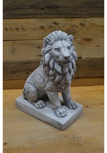 Betonnen beeld leeuw zittend rechts 