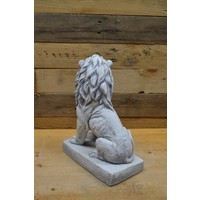 thumb-Zittende betonnen leeuw die naar rechts kijkt – natuurgetrouw mini tuinbeeld-3