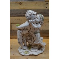 thumb-Romantisch betonnen beeld van meisje en jongen met appel-1