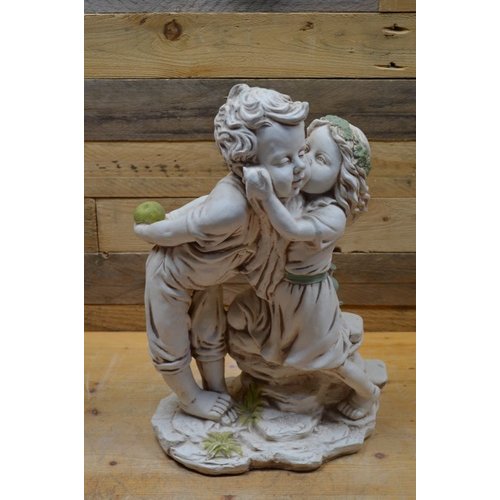 Betonnen beeld meisje en jongen met appel 