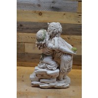 thumb-Romantisch betonnen beeld van meisje en jongen met appel-3