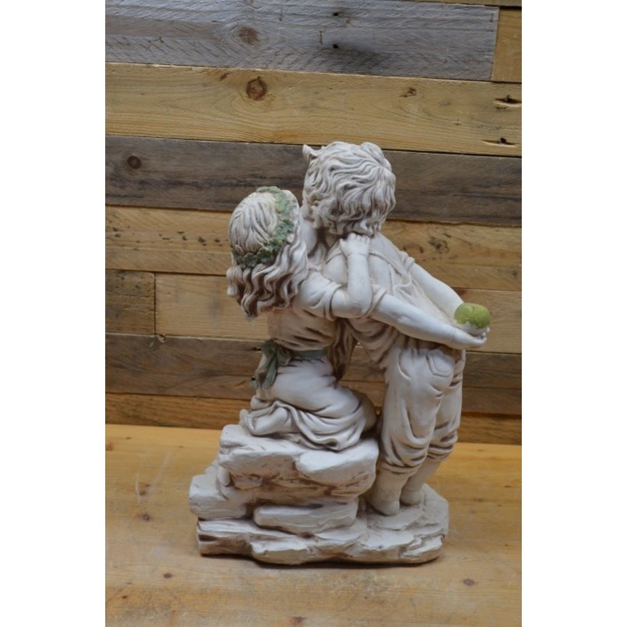 Romantisch betonnen beeld van meisje en jongen met appel-3