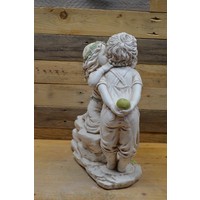 thumb-Romantisch betonnen beeld van meisje en jongen met appel-4