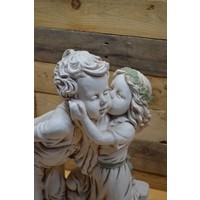 thumb-Romantisch betonnen beeld van meisje en jongen met appel-5