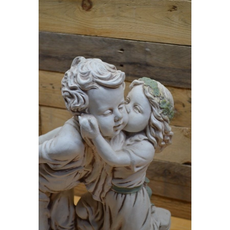 Romantisch betonnen beeld van meisje en jongen met appel-5