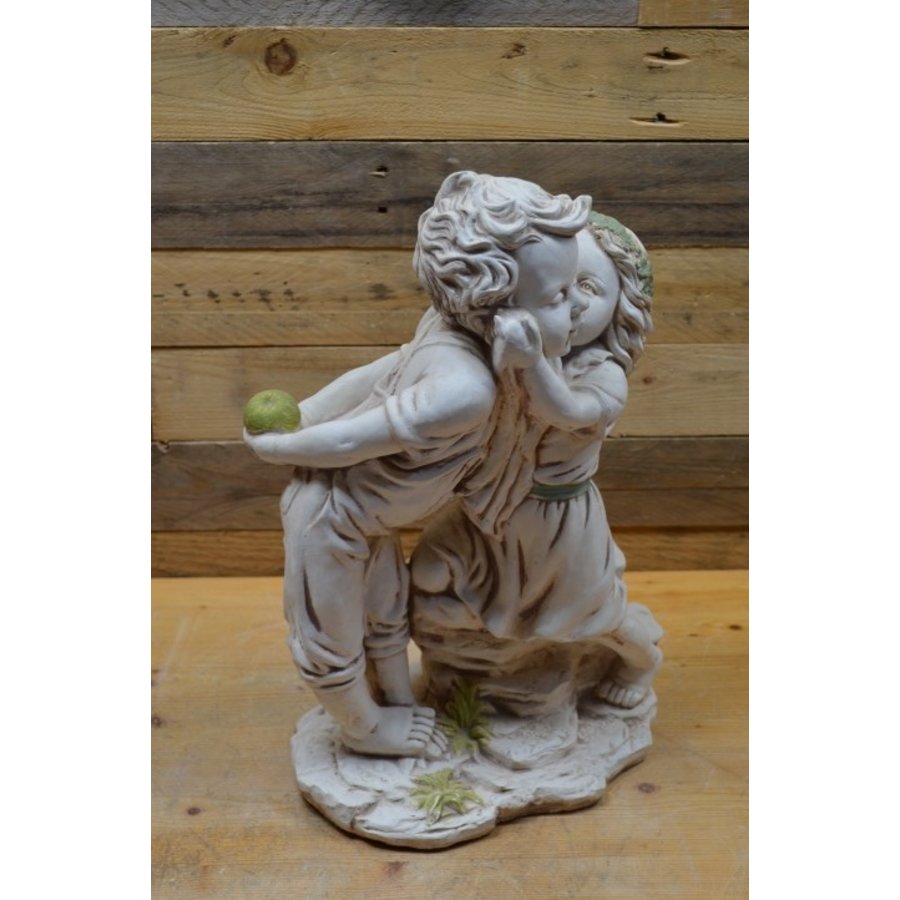 Romantisch betonnen beeld van meisje en jongen met appel-6