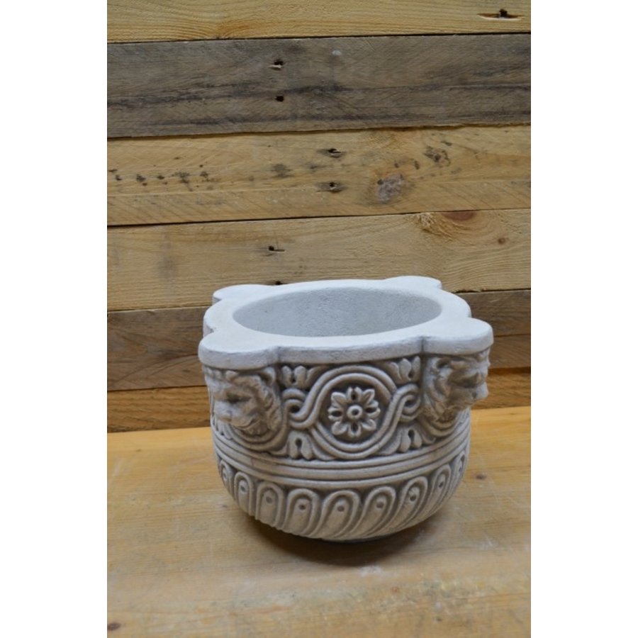Bloempot met leeuwenkopjes van beton-1