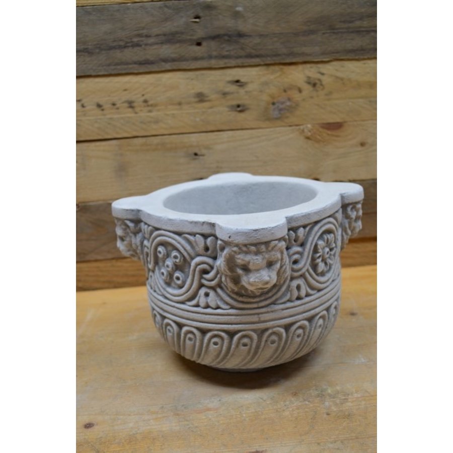 Bloempot met leeuwenkopjes van beton-2