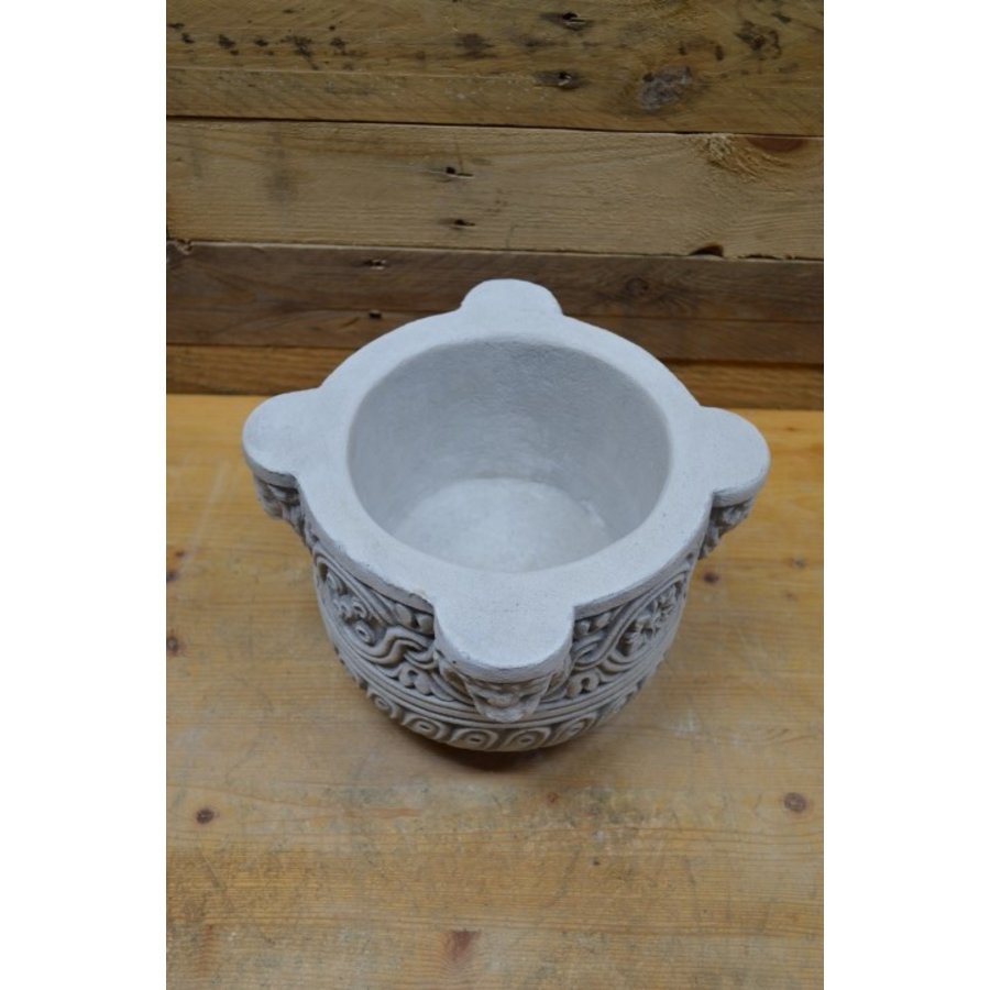 Bloempot met leeuwenkopjes van beton-3