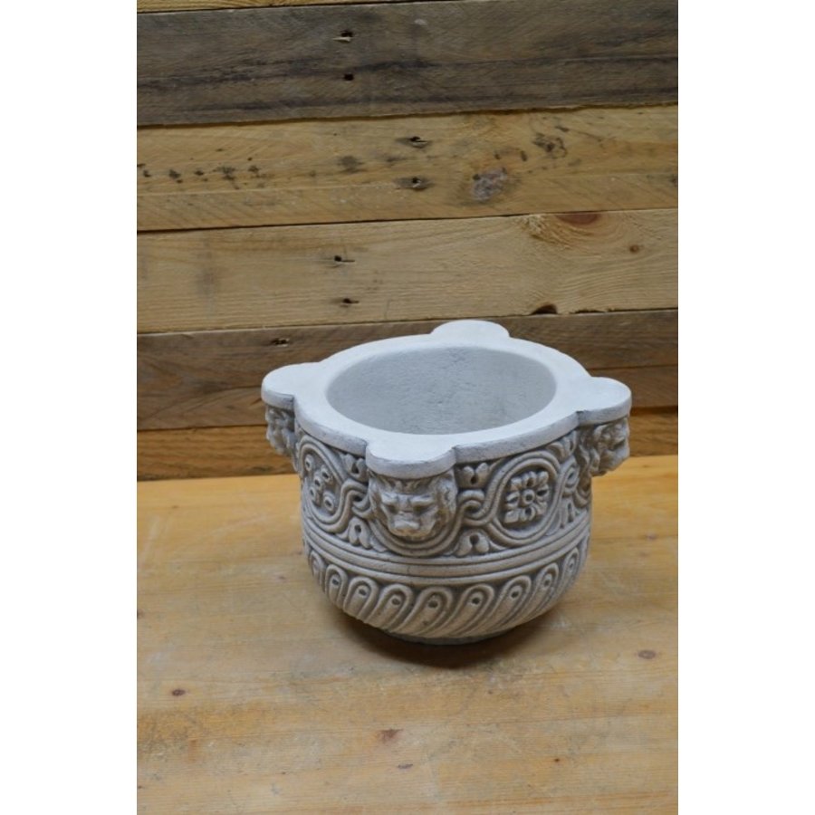 Bloempot met leeuwenkopjes van beton-4