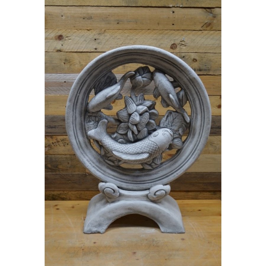 Betonnen beeld van koiwiel met moeder en twee jongen op bloemenachtergrond-1