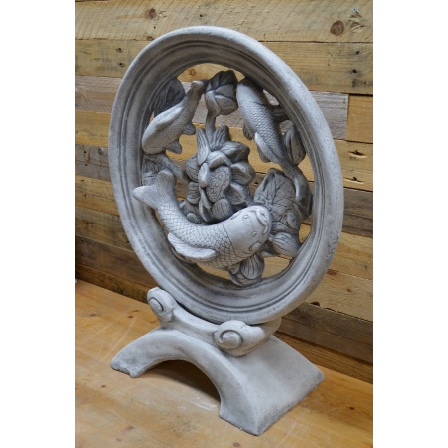 Betonnen beeld van koiwiel met moeder en twee jongen op bloemenachtergrond-2