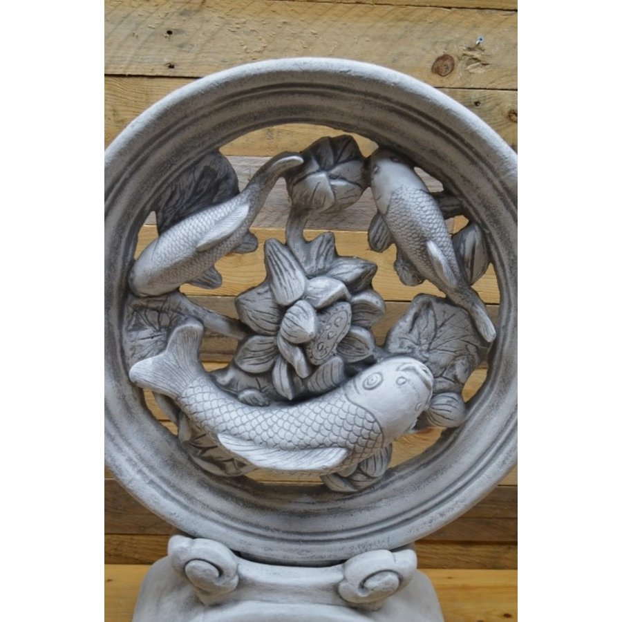 Betonnen beeld van koiwiel met moeder en twee jongen op bloemenachtergrond-4