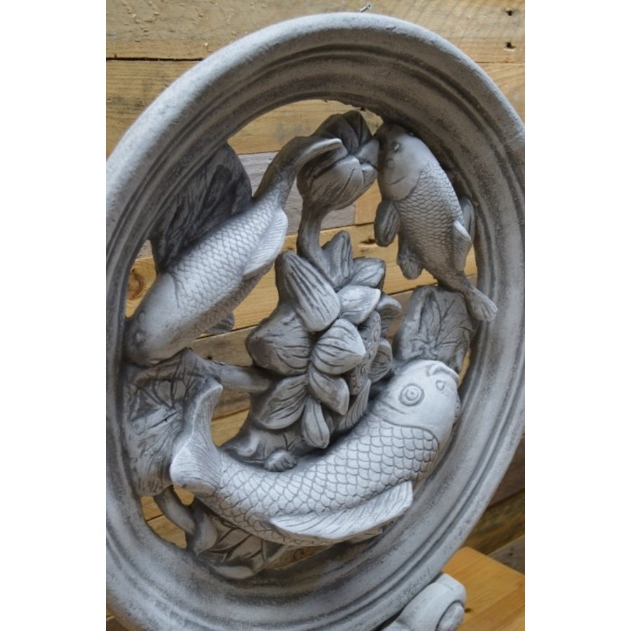 Betonnen beeld van koiwiel met moeder en twee jongen op bloemenachtergrond-5