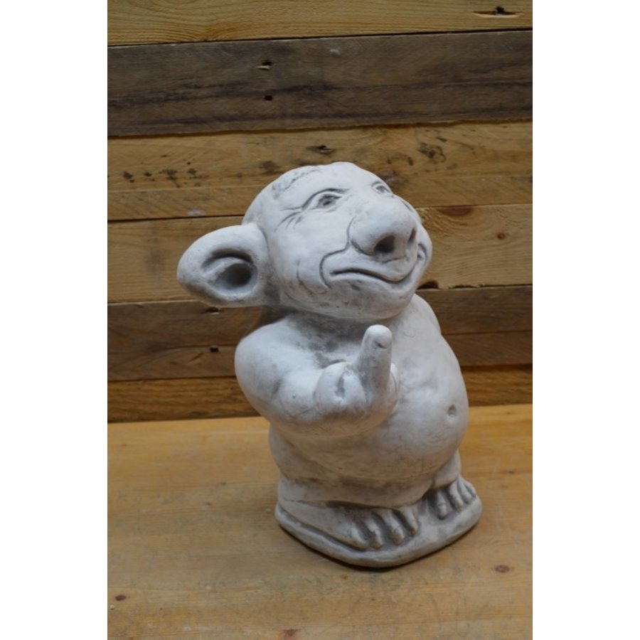 Grote betonnen trol die middelvinger opsteekt – grappig tuinbeeld-1