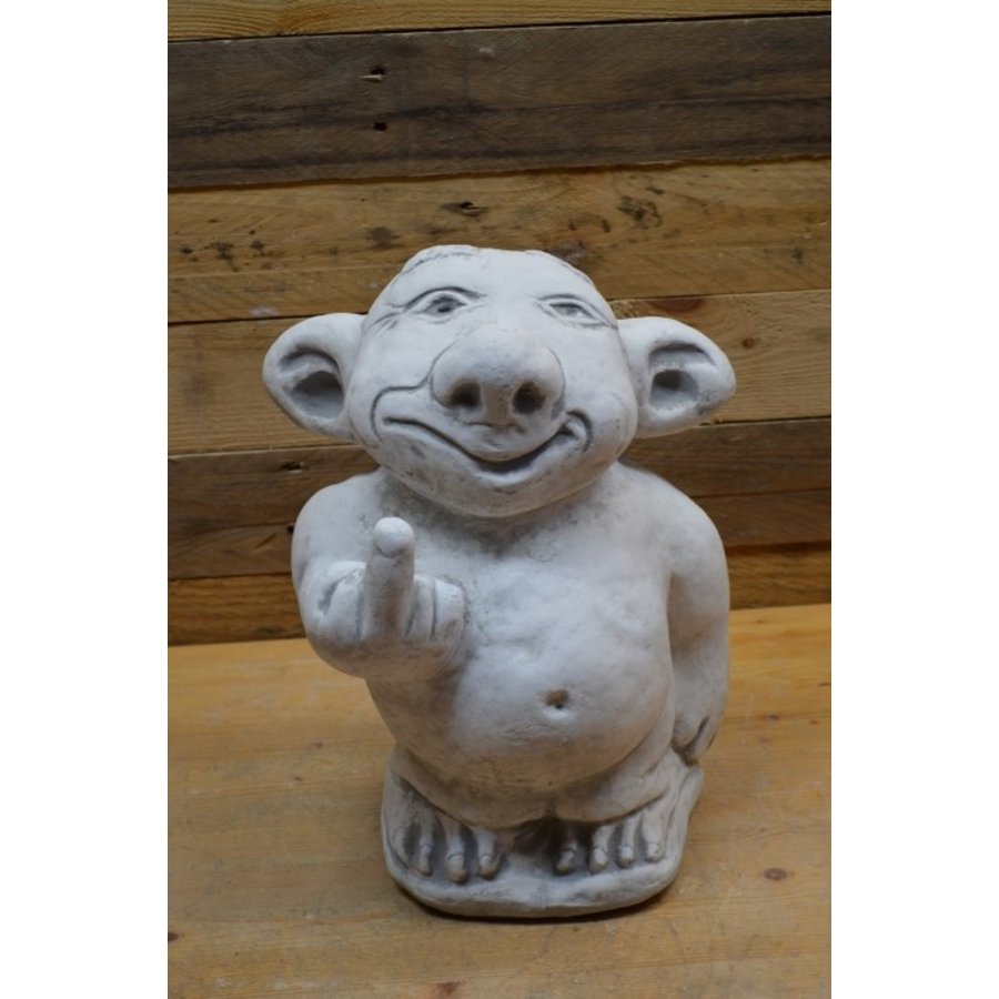 Grote betonnen trol die middelvinger opsteekt – grappig tuinbeeld-2