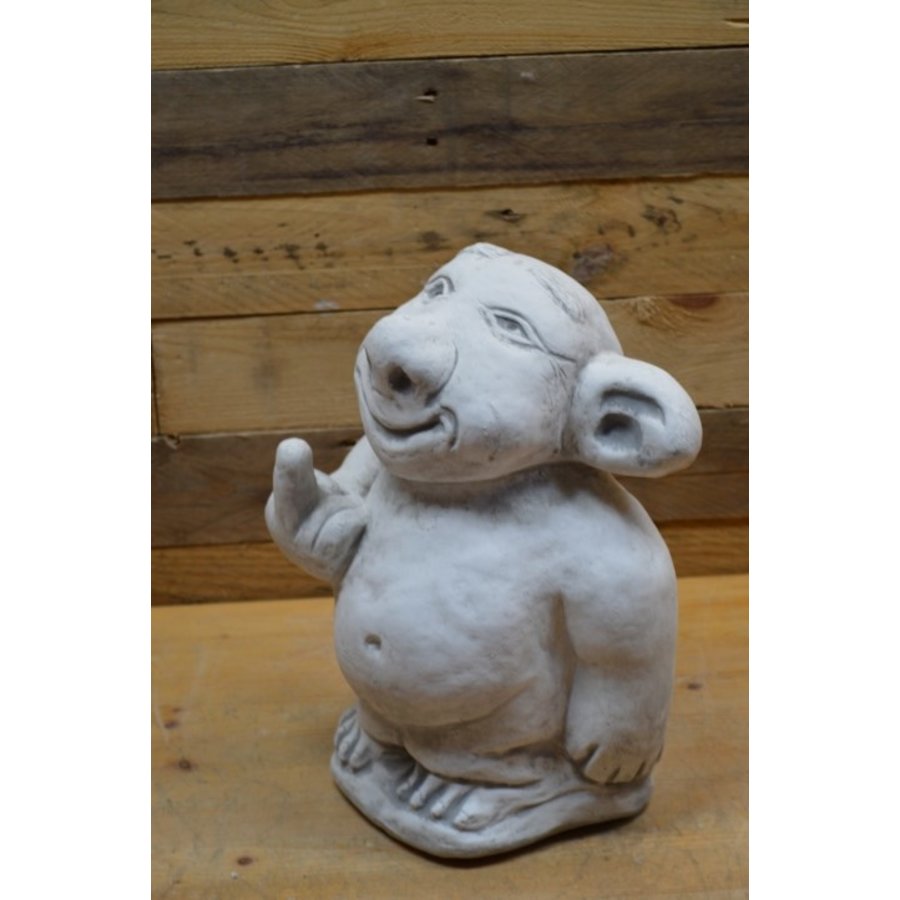 Grote betonnen trol die middelvinger opsteekt – grappig tuinbeeld-3