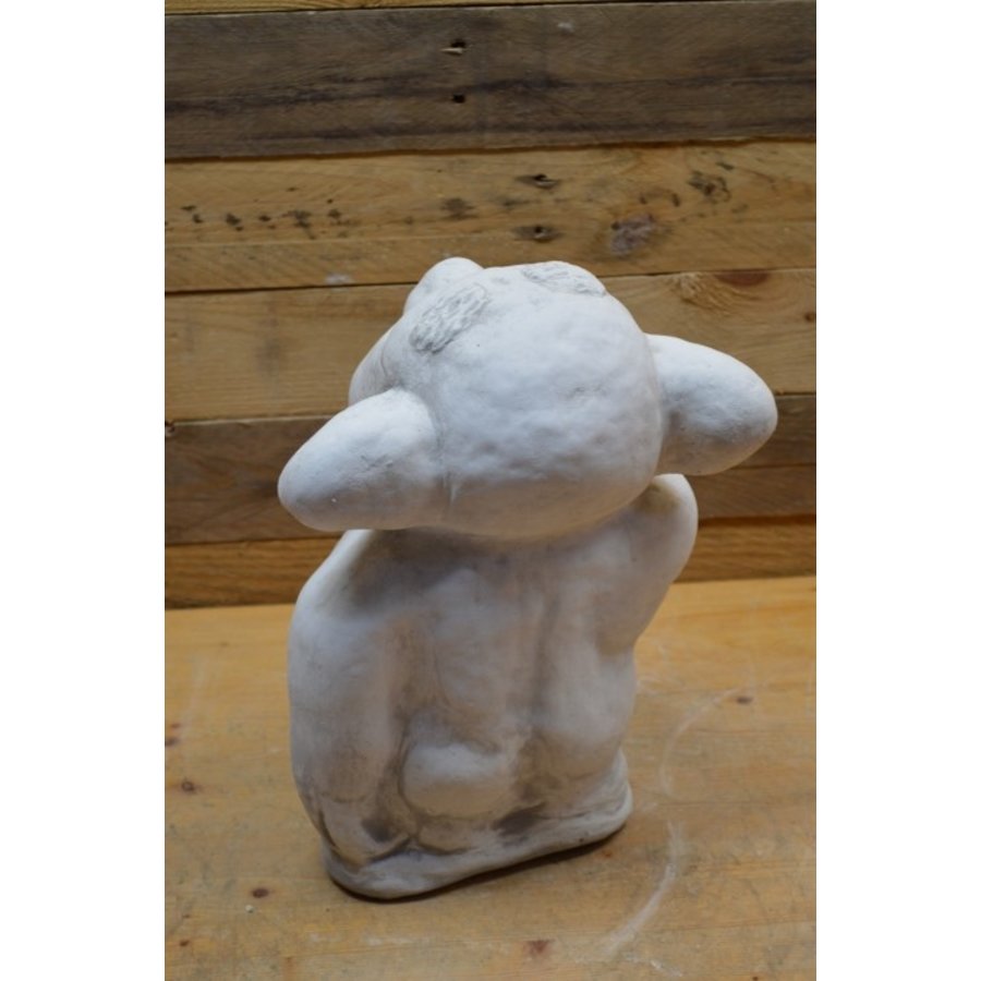 Grote betonnen trol die middelvinger opsteekt – grappig tuinbeeld-4