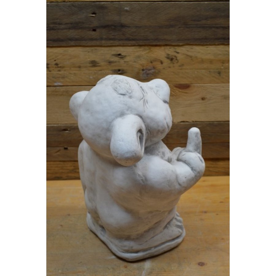 Grote betonnen trol die middelvinger opsteekt – grappig tuinbeeld-5