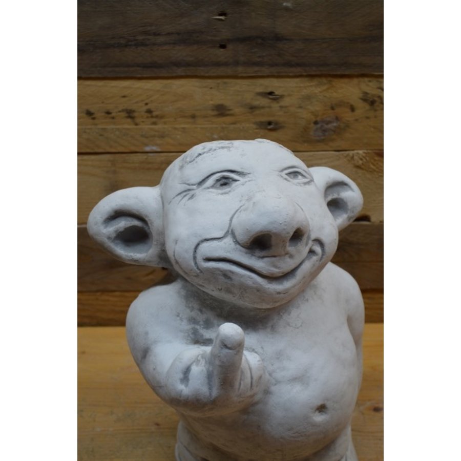 Grote betonnen trol die middelvinger opsteekt – grappig tuinbeeld-6