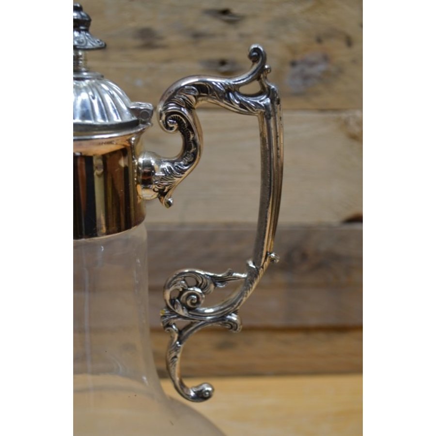 Glazen schenkkan met metaal-2