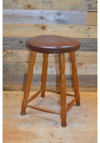 Houten krukje met leren zitting 
