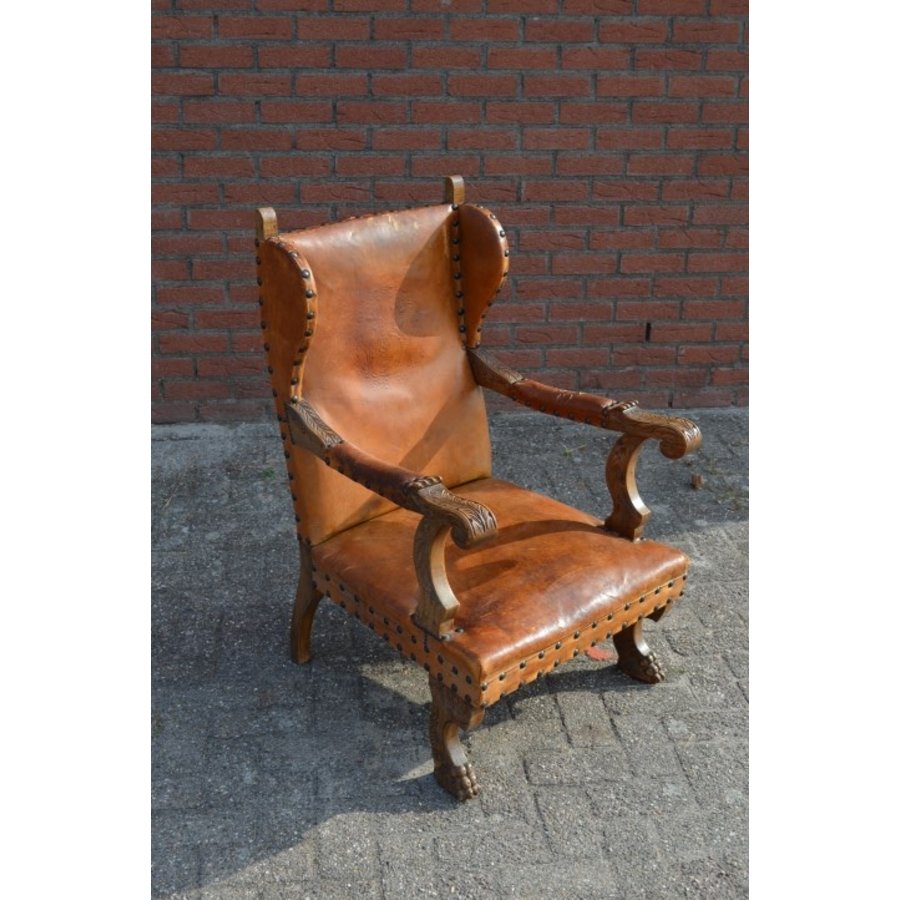 Antieke oorfauteuil klauwpoten-1