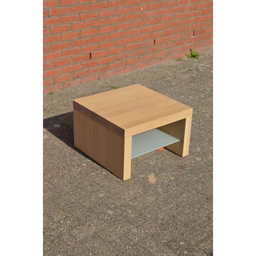 Vierkant bijzettafeltje eiken whitewash met glazen schap – decoratief en praktisch-1