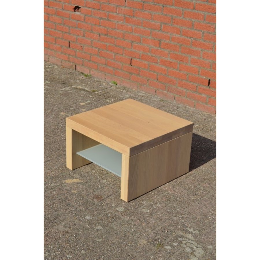 Vierkant bijzettafeltje eiken whitewash met glazen schap – decoratief en praktisch-2