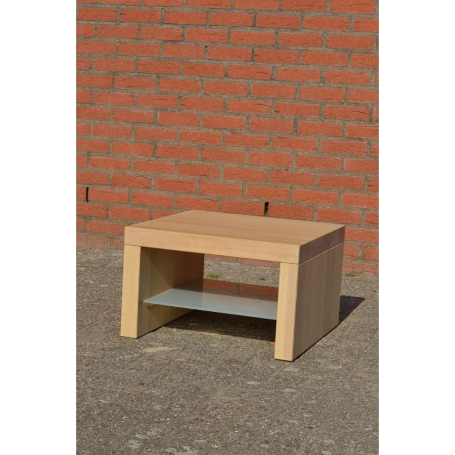 Vierkant bijzettafeltje eiken whitewash met glazen schap – decoratief en praktisch-3