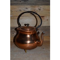 thumb-Oude koperen ketel op pootjes met smeedijzeren handgreep – Theeketel decoratie-1