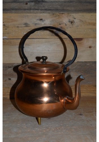 Koperen ketel op pootjes met smeedijzeren handgreep 