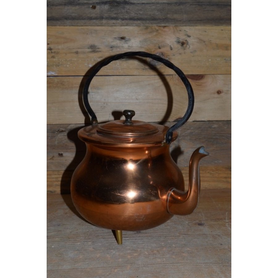 Oude koperen ketel op pootjes met smeedijzeren handgreep – Theeketel decoratie-1