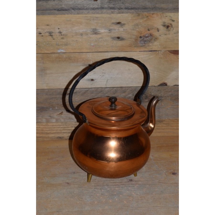 Oude koperen ketel op pootjes met smeedijzeren handgreep – Theeketel decoratie-2